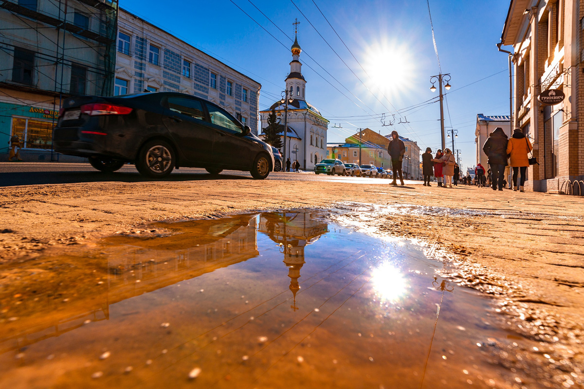 Весна наконец-то вступила в свои права. После рекордного снегопада конца прошлой недели наконец-то выглянуло солнце. Сугробы начали быстро таять. И теперь вместо снега по колено кругом вода. А значит, наступило время для очередного квеста по прохождению владимирских улиц — прыжков через лужи.
