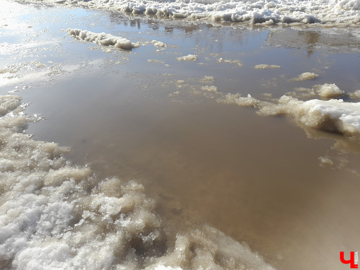 Весна наконец-то вступила в свои права. После рекордного снегопада конца прошлой недели наконец-то выглянуло солнце. Сугробы начали быстро таять. И теперь вместо снега по колено кругом вода. А значит, наступило время для очередного квеста по прохождению владимирских улиц — прыжков через лужи.