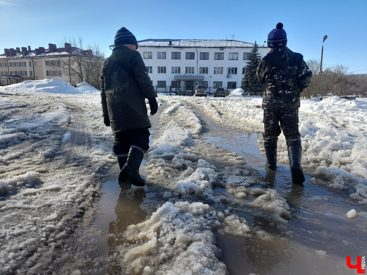 Весна наконец-то вступила в свои права. После рекордного снегопада конца прошлой недели наконец-то выглянуло солнце. Сугробы начали быстро таять. И теперь вместо снега по колено кругом вода. А значит, наступило время для очередного квеста по прохождению владимирских улиц — прыжков через лужи.