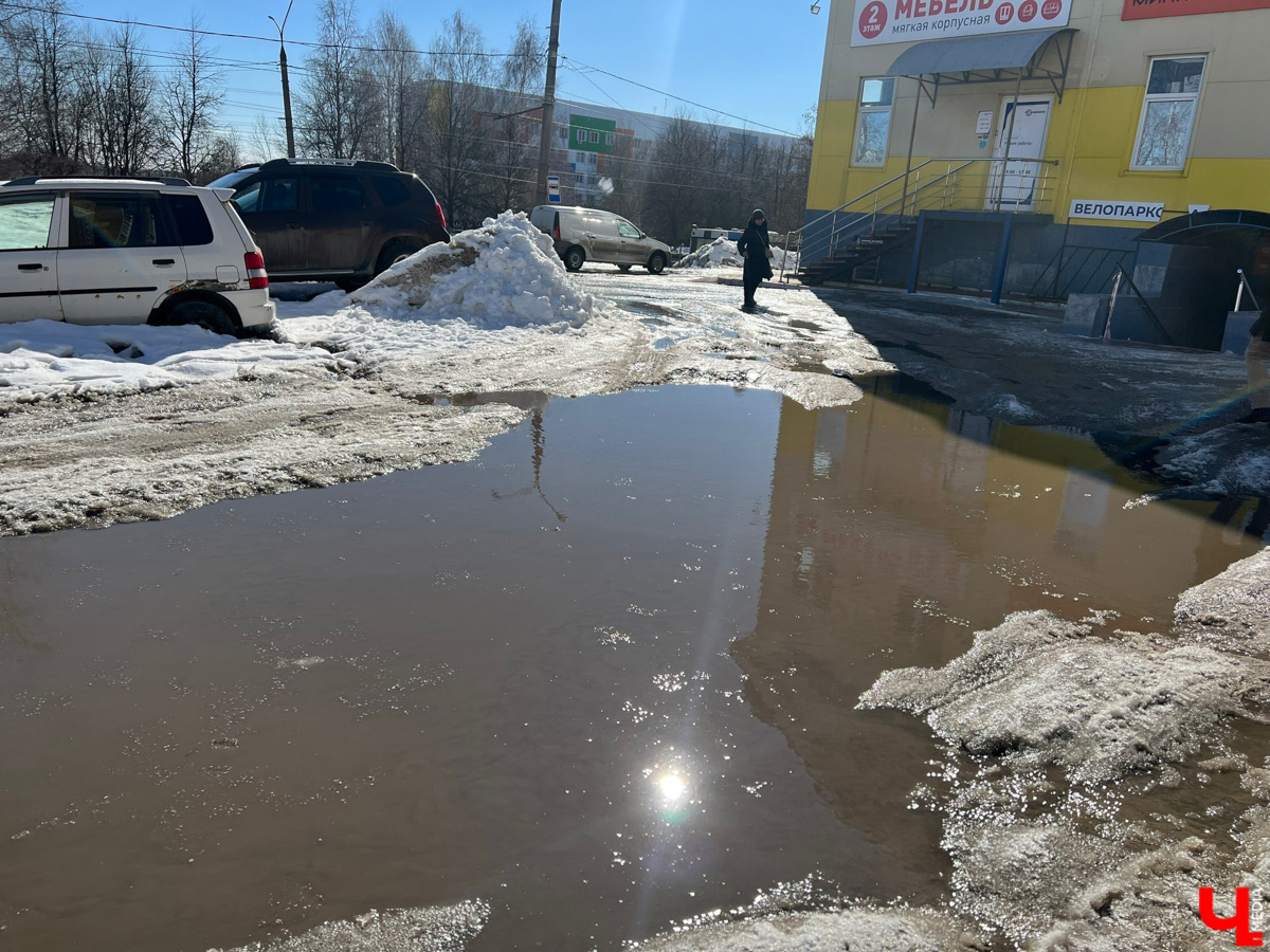 Весна наконец-то вступила в свои права. После рекордного снегопада конца прошлой недели наконец-то выглянуло солнце. Сугробы начали быстро таять. И теперь вместо снега по колено кругом вода. А значит, наступило время для очередного квеста по прохождению владимирских улиц — прыжков через лужи.