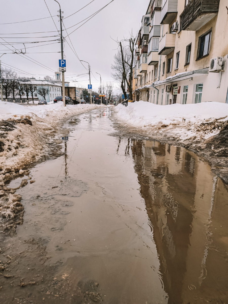 Весна наконец-то вступила в свои права. После рекордного снегопада конца прошлой недели наконец-то выглянуло солнце. Сугробы начали быстро таять. И теперь вместо снега по колено кругом вода. А значит, наступило время для очередного квеста по прохождению владимирских улиц — прыжков через лужи.