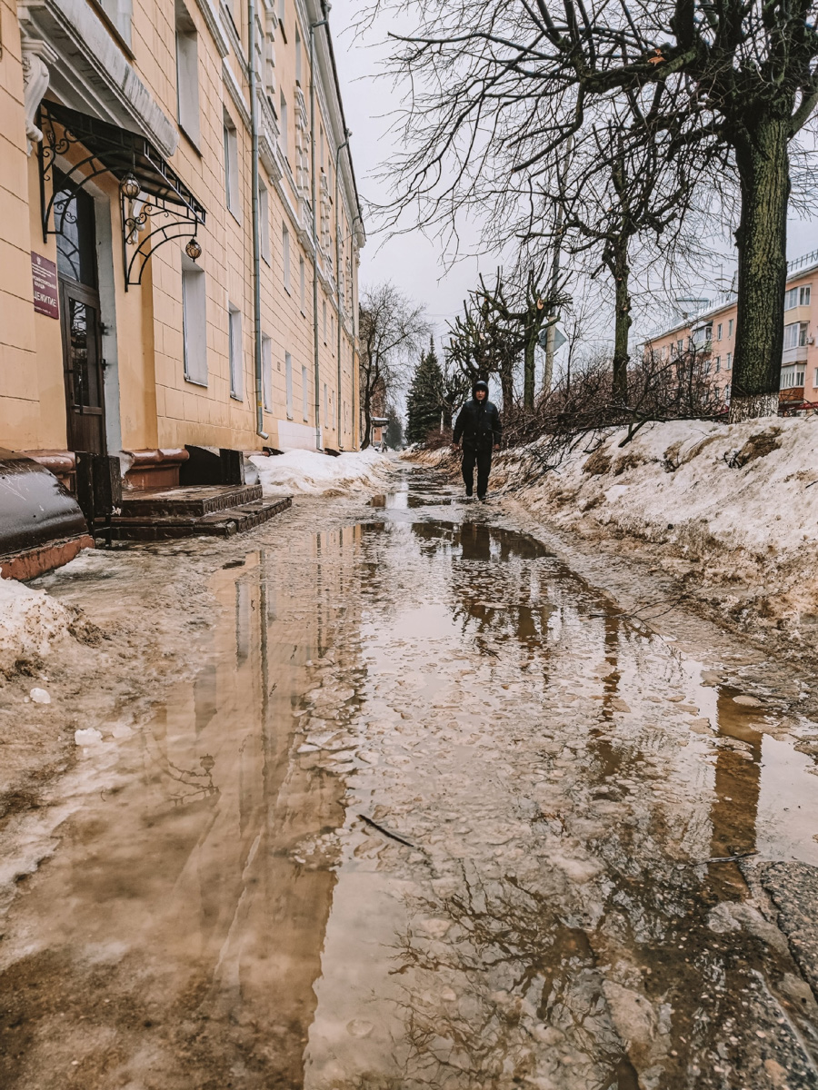 Весна наконец-то вступила в свои права. После рекордного снегопада конца прошлой недели наконец-то выглянуло солнце. Сугробы начали быстро таять. И теперь вместо снега по колено кругом вода. А значит, наступило время для очередного квеста по прохождению владимирских улиц — прыжков через лужи.