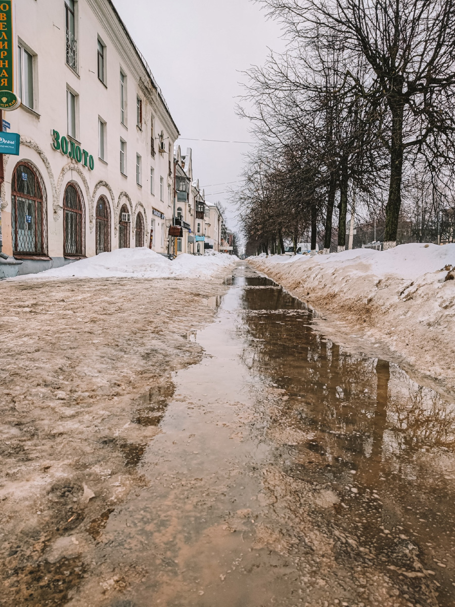 Весна наконец-то вступила в свои права. После рекордного снегопада конца прошлой недели наконец-то выглянуло солнце. Сугробы начали быстро таять. И теперь вместо снега по колено кругом вода. А значит, наступило время для очередного квеста по прохождению владимирских улиц — прыжков через лужи.