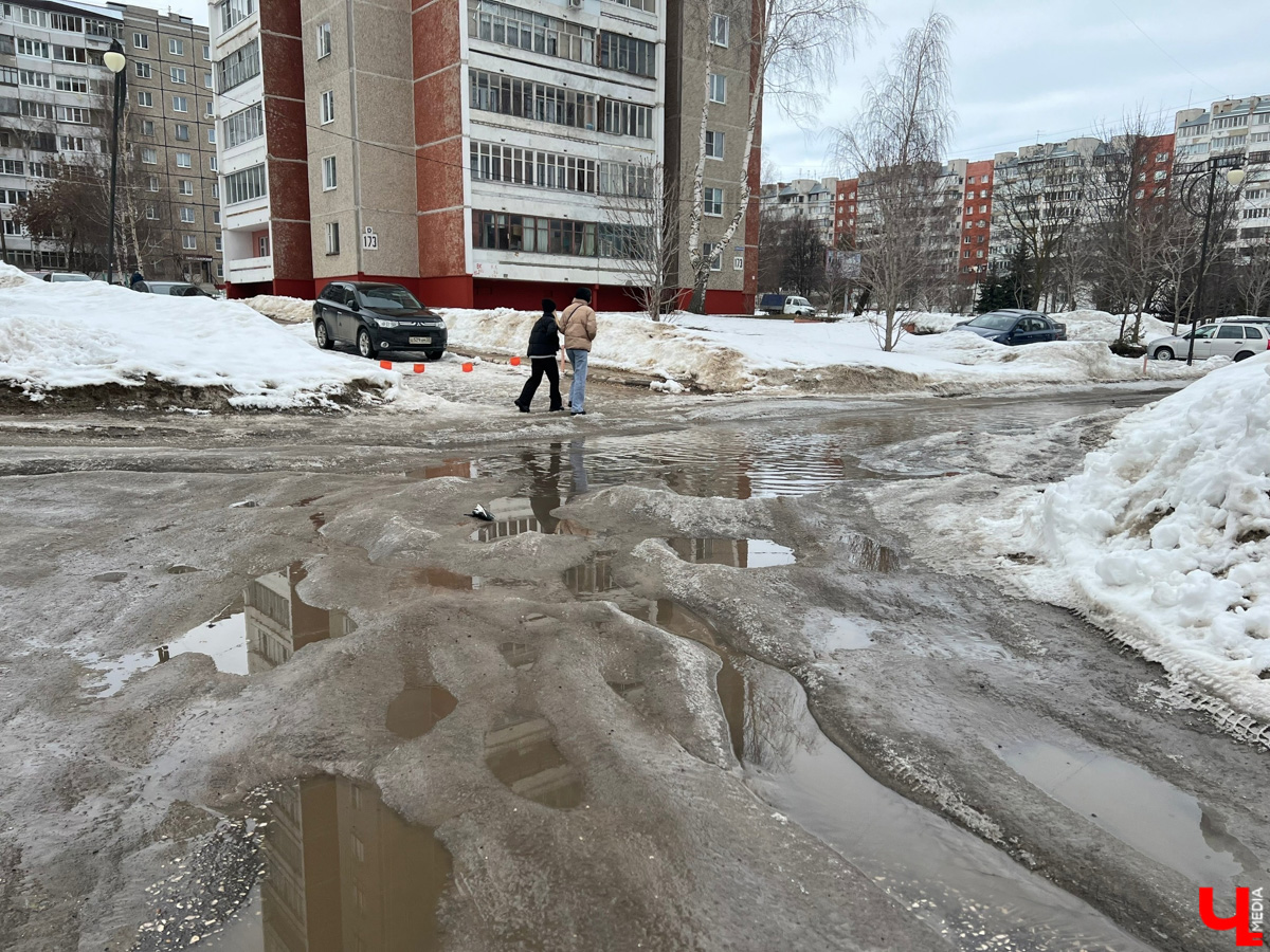 Весна наконец-то вступила в свои права. После рекордного снегопада конца прошлой недели наконец-то выглянуло солнце. Сугробы начали быстро таять. И теперь вместо снега по колено кругом вода. А значит, наступило время для очередного квеста по прохождению владимирских улиц — прыжков через лужи.