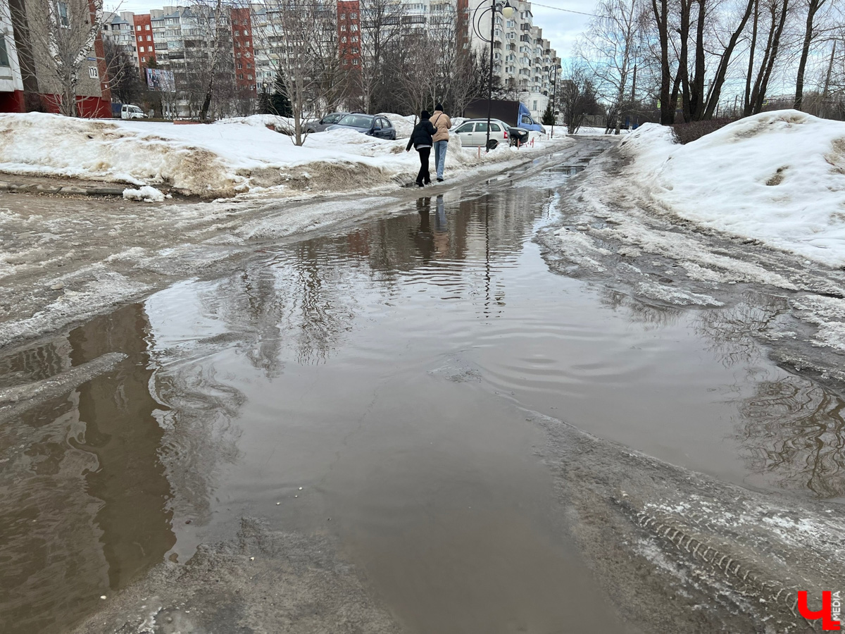 Весна наконец-то вступила в свои права. После рекордного снегопада конца прошлой недели наконец-то выглянуло солнце. Сугробы начали быстро таять. И теперь вместо снега по колено кругом вода. А значит, наступило время для очередного квеста по прохождению владимирских улиц — прыжков через лужи.