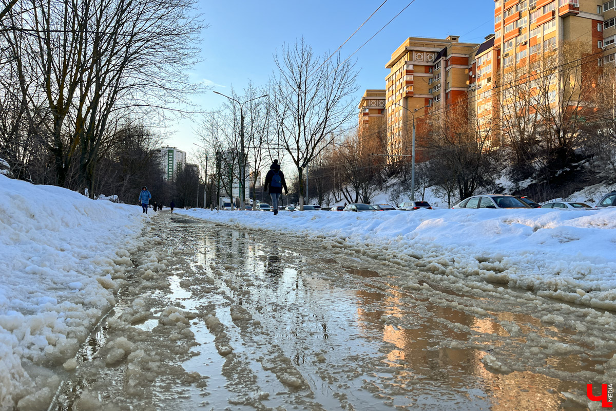 Весна наконец-то вступила в свои права. После рекордного снегопада конца прошлой недели наконец-то выглянуло солнце. Сугробы начали быстро таять. И теперь вместо снега по колено кругом вода. А значит, наступило время для очередного квеста по прохождению владимирских улиц — прыжков через лужи.