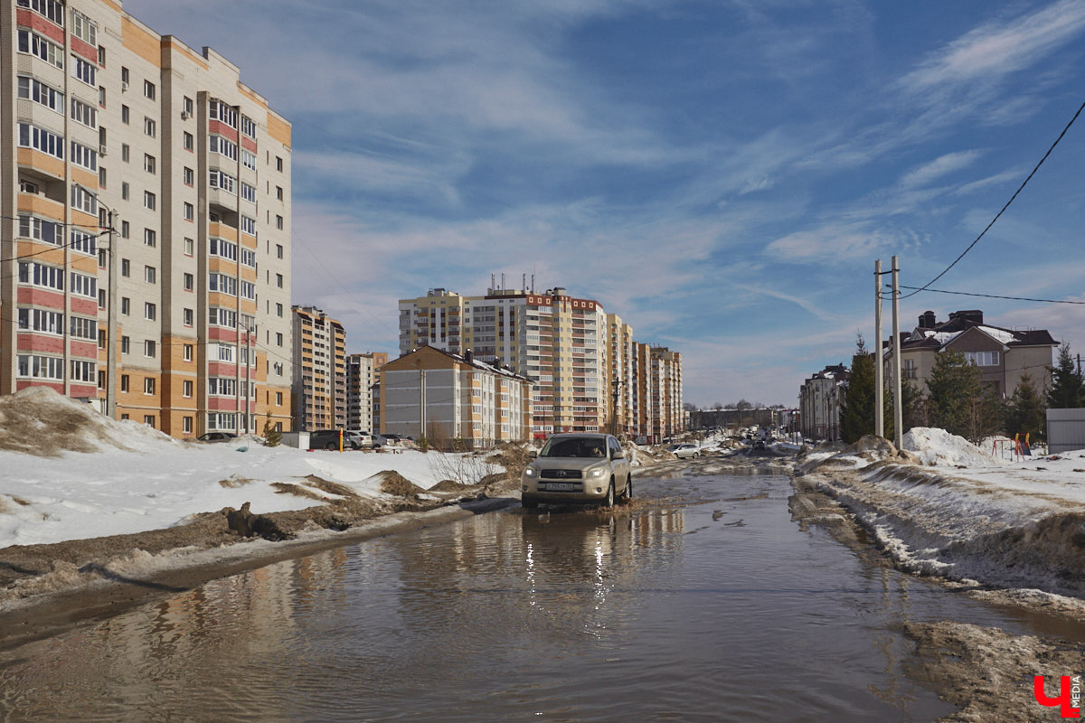 Весна наконец-то вступила в свои права. После рекордного снегопада конца прошлой недели наконец-то выглянуло солнце. Сугробы начали быстро таять. И теперь вместо снега по колено кругом вода. А значит, наступило время для очередного квеста по прохождению владимирских улиц — прыжков через лужи.