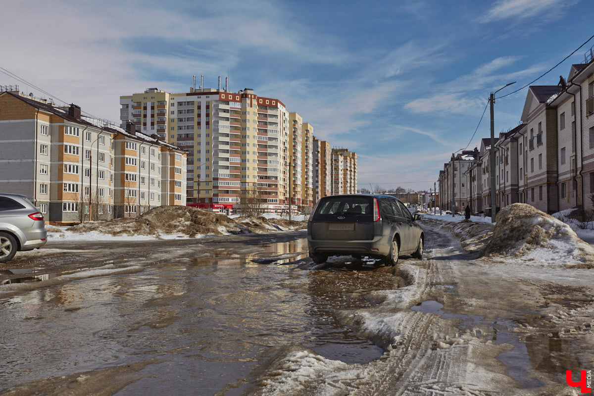 Весна наконец-то вступила в свои права. После рекордного снегопада конца прошлой недели наконец-то выглянуло солнце. Сугробы начали быстро таять. И теперь вместо снега по колено кругом вода. А значит, наступило время для очередного квеста по прохождению владимирских улиц — прыжков через лужи.