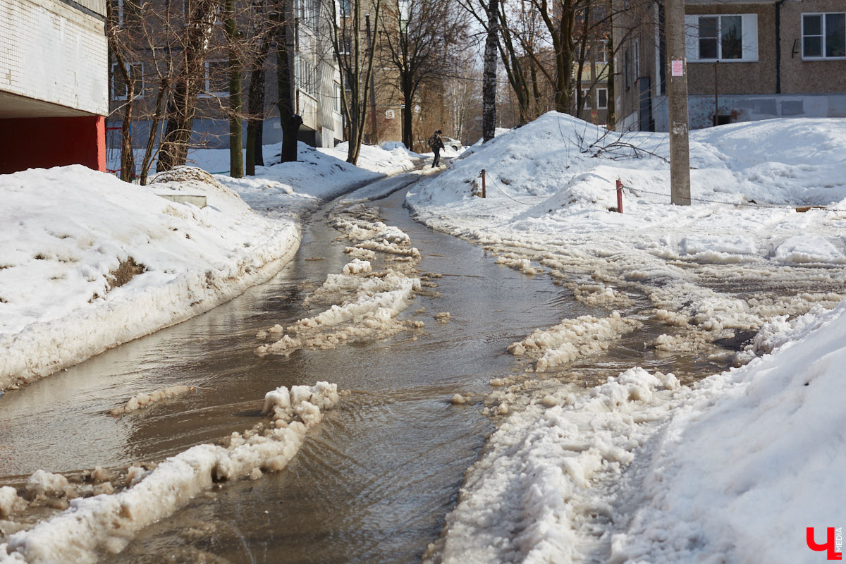 Весна наконец-то вступила в свои права. После рекордного снегопада конца прошлой недели наконец-то выглянуло солнце. Сугробы начали быстро таять. И теперь вместо снега по колено кругом вода. А значит, наступило время для очередного квеста по прохождению владимирских улиц — прыжков через лужи.