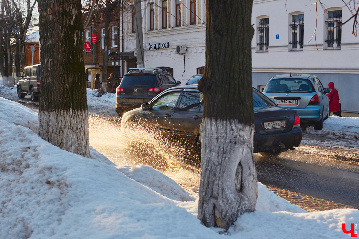 Весна наконец-то вступила в свои права. После рекордного снегопада конца прошлой недели наконец-то выглянуло солнце. Сугробы начали быстро таять. И теперь вместо снега по колено кругом вода. А значит, наступило время для очередного квеста по прохождению владимирских улиц — прыжков через лужи.