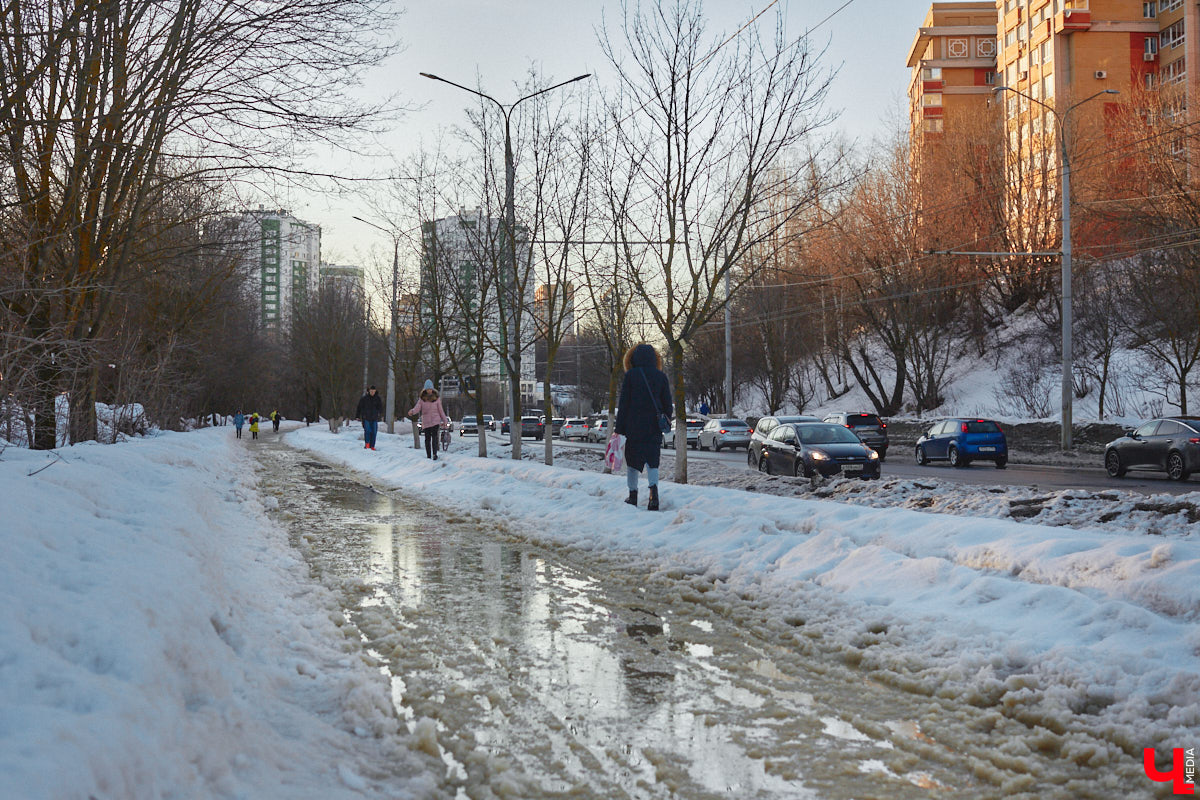 Весна наконец-то вступила в свои права. После рекордного снегопада конца прошлой недели наконец-то выглянуло солнце. Сугробы начали быстро таять. И теперь вместо снега по колено кругом вода. А значит, наступило время для очередного квеста по прохождению владимирских улиц — прыжков через лужи.