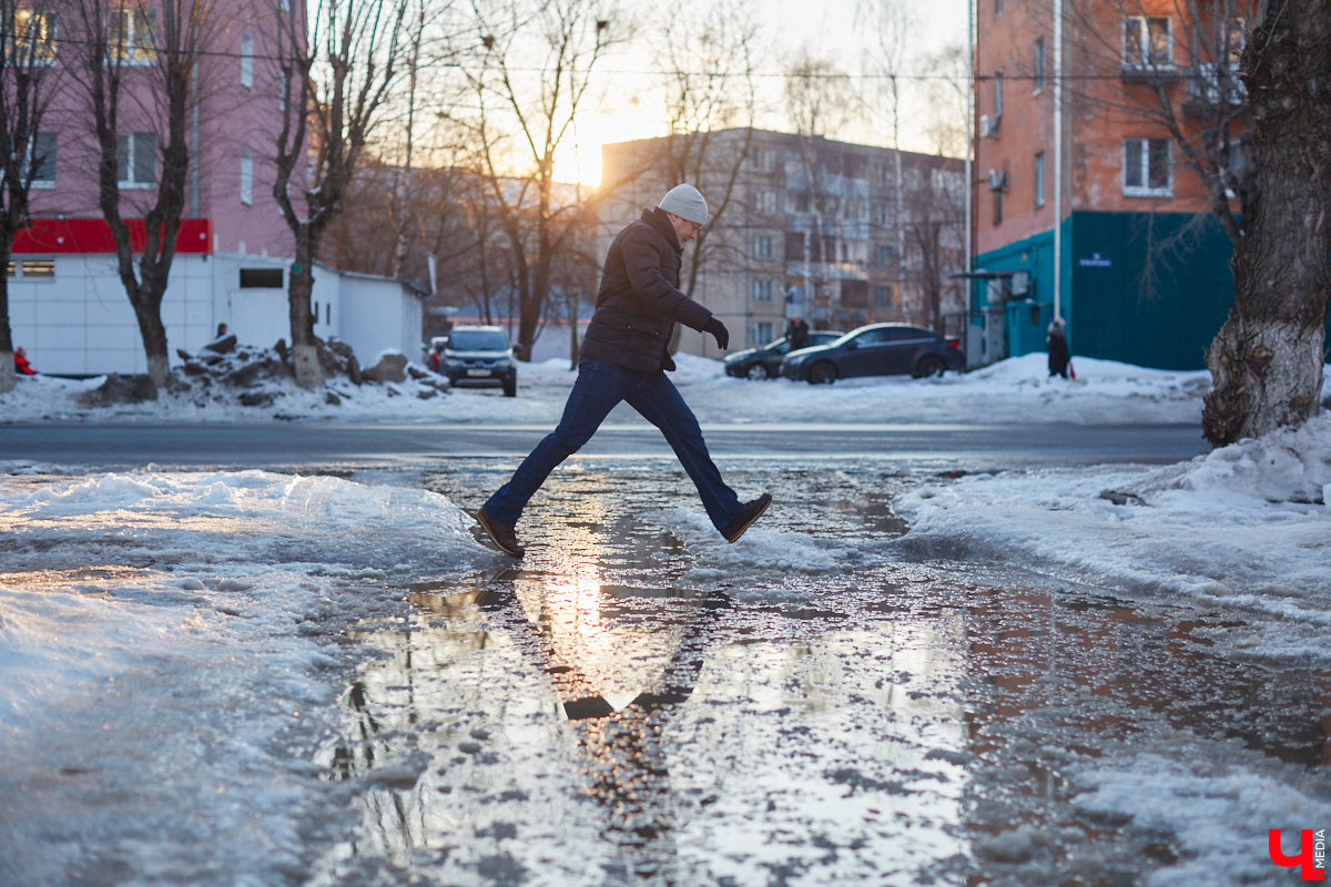 Весна наконец-то вступила в свои права. После рекордного снегопада конца прошлой недели наконец-то выглянуло солнце. Сугробы начали быстро таять. И теперь вместо снега по колено кругом вода. А значит, наступило время для очередного квеста по прохождению владимирских улиц — прыжков через лужи.