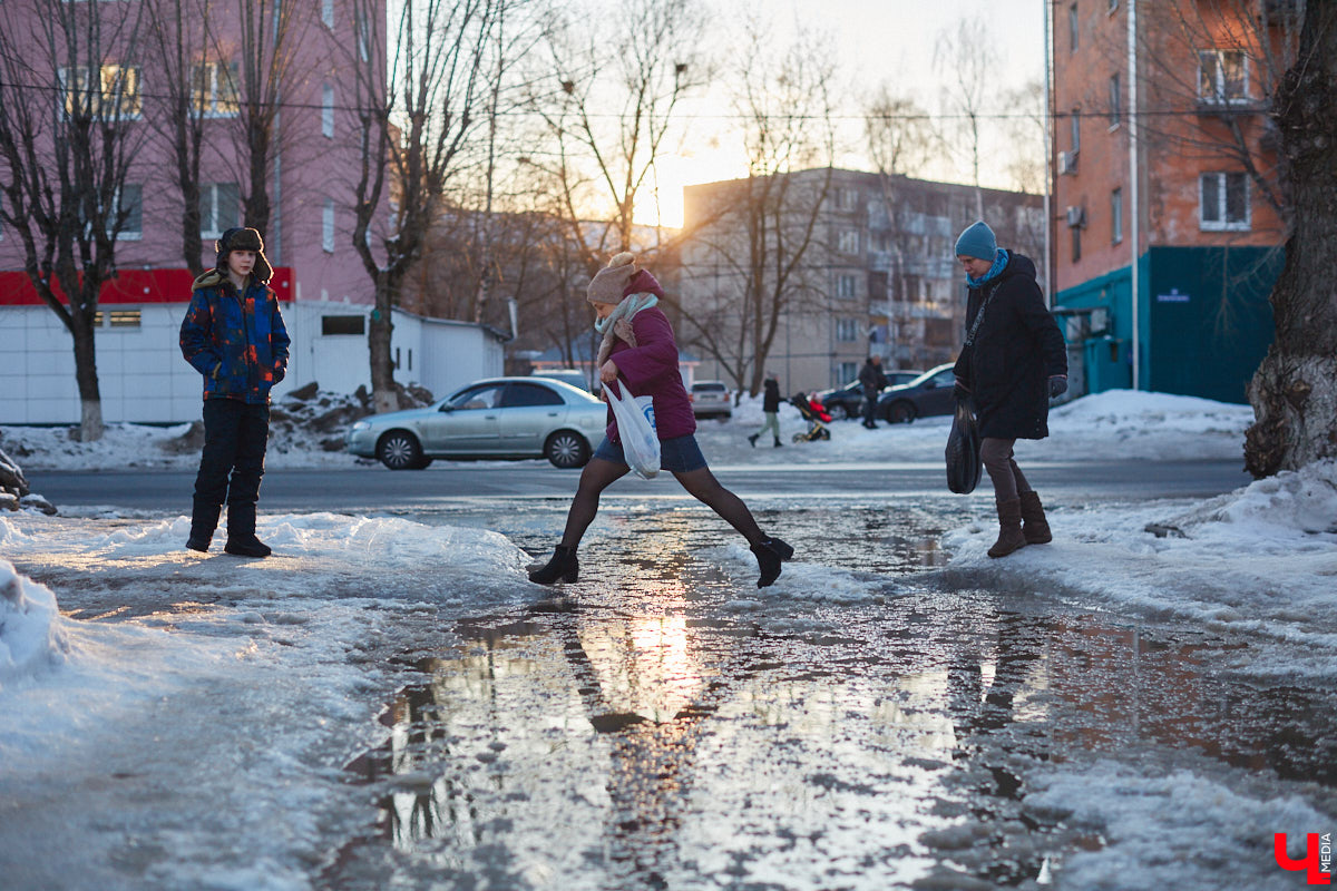 Весна наконец-то вступила в свои права. После рекордного снегопада конца прошлой недели наконец-то выглянуло солнце. Сугробы начали быстро таять. И теперь вместо снега по колено кругом вода. А значит, наступило время для очередного квеста по прохождению владимирских улиц — прыжков через лужи.