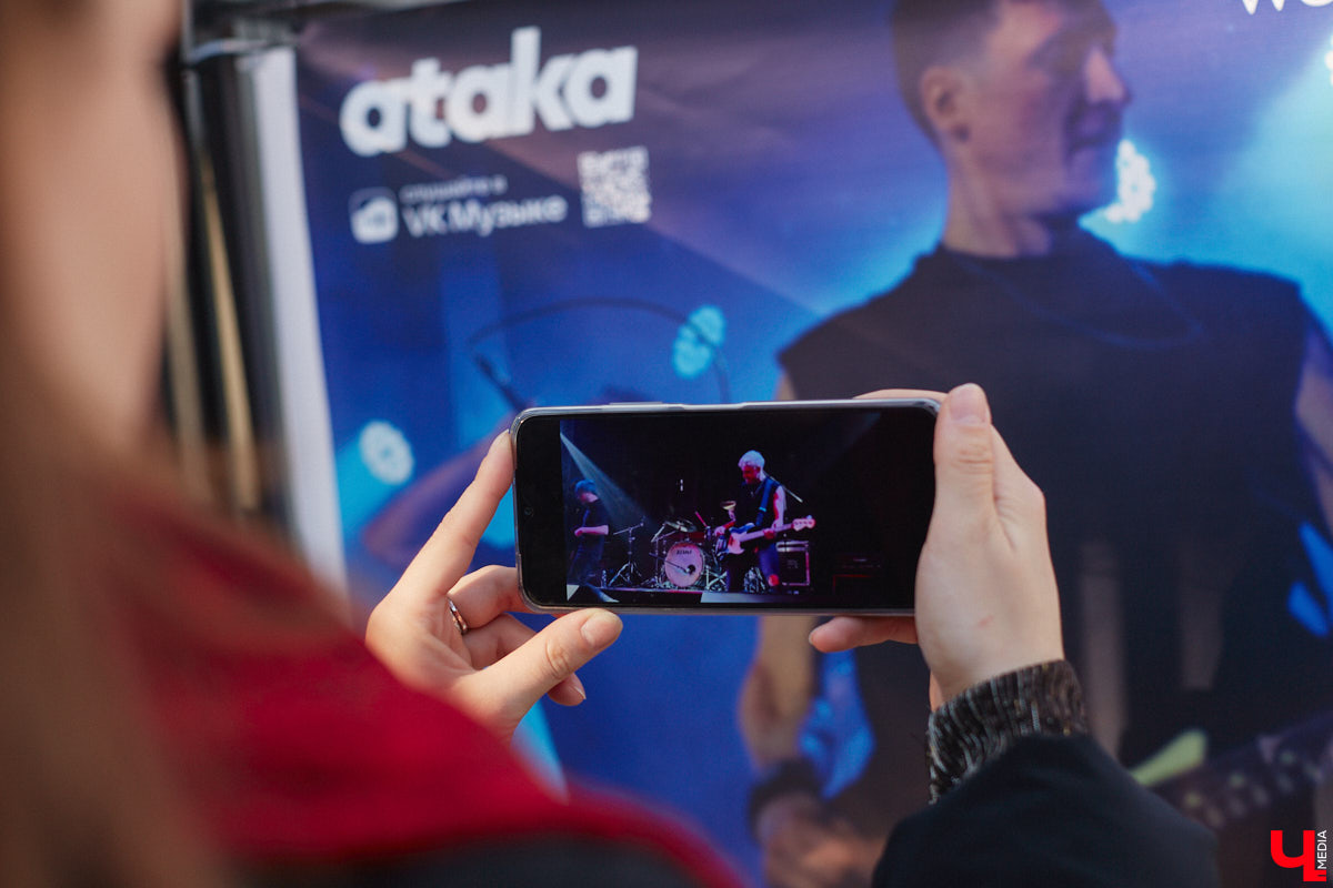 Прямо сейчас группа ataka готовится к масштабному сольному концерту во Владимире, который состоится 31 марта в концертном баре «ЦЕХ». И если вы пока не определились, брать ли билет, то приходите на тест-драйв ивента. Комплекс «Торговые ряды», третий этаж, первый интерактивный концерт-инсталляция в России. На баннерах с фотографиями ataka зашифрован полноценный сет-лист группы с песнями, клипами, лайвами. Следуйте за QR-кодом!