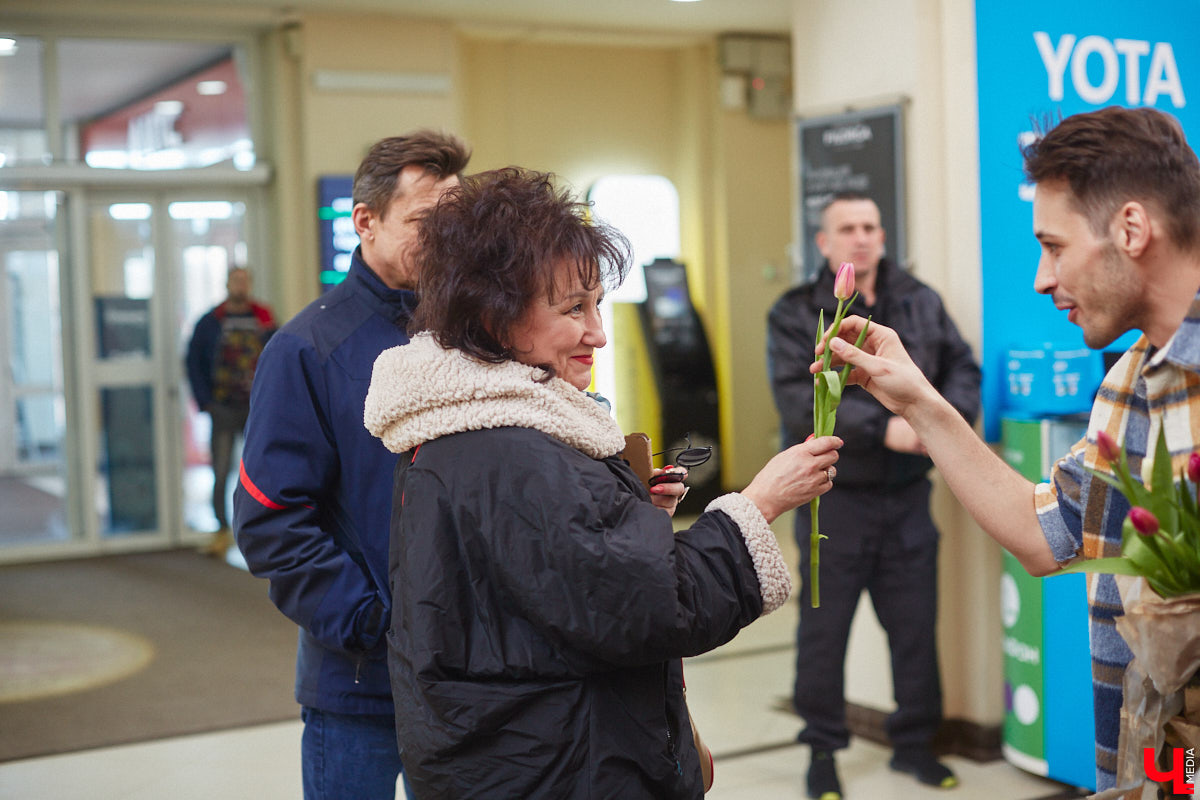 Прямо сейчас группа ataka готовится к масштабному сольному концерту во Владимире, который состоится 31 марта в концертном баре «ЦЕХ». И если вы пока не определились, брать ли билет, то приходите на тест-драйв ивента. Комплекс «Торговые ряды», третий этаж, первый интерактивный концерт-инсталляция в России. На баннерах с фотографиями ataka зашифрован полноценный сет-лист группы с песнями, клипами, лайвами. Следуйте за QR-кодом!