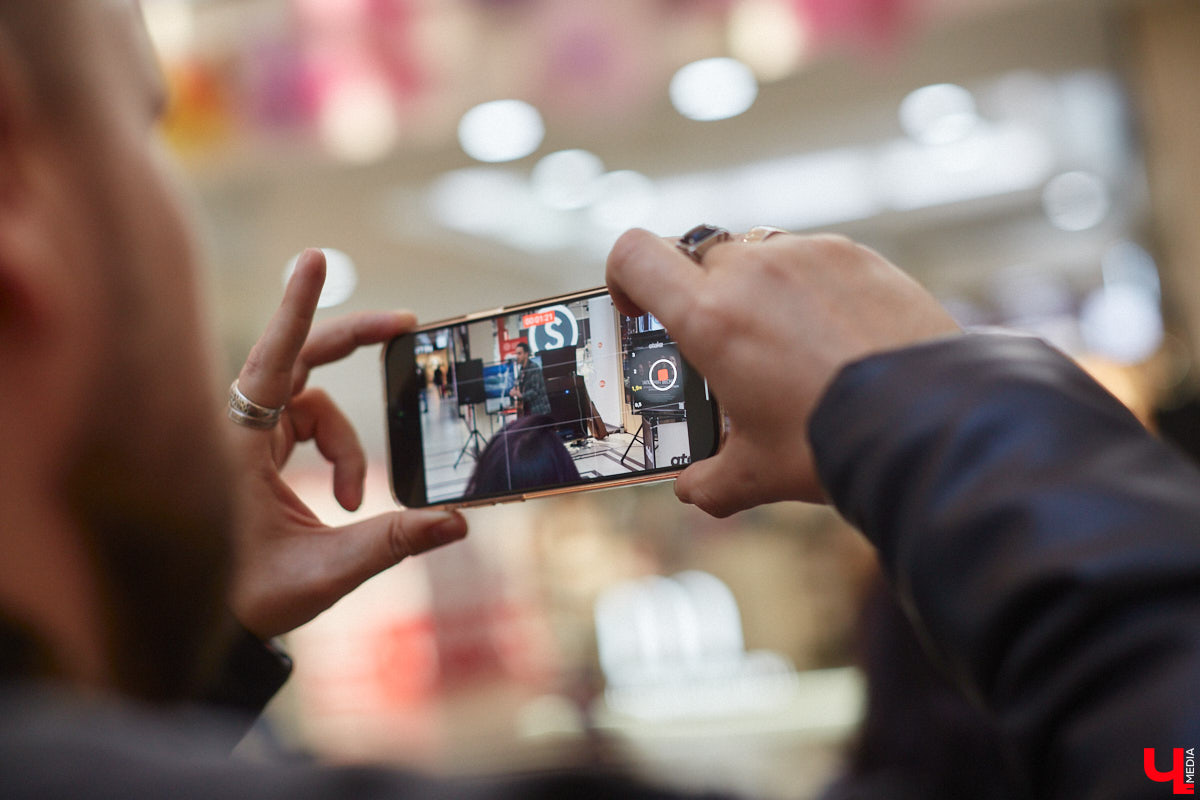 Прямо сейчас группа ataka готовится к масштабному сольному концерту во Владимире, который состоится 31 марта в концертном баре «ЦЕХ». И если вы пока не определились, брать ли билет, то приходите на тест-драйв ивента. Комплекс «Торговые ряды», третий этаж, первый интерактивный концерт-инсталляция в России. На баннерах с фотографиями ataka зашифрован полноценный сет-лист группы с песнями, клипами, лайвами. Следуйте за QR-кодом!