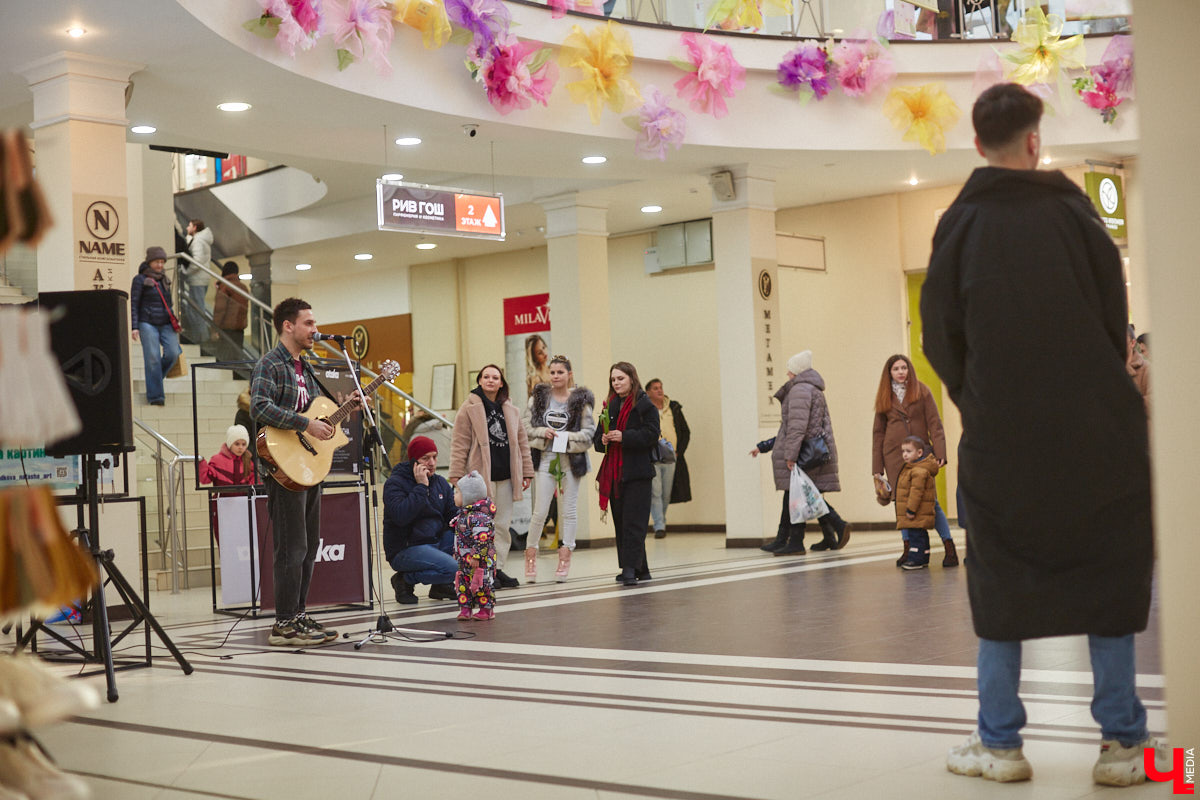 Прямо сейчас группа ataka готовится к масштабному сольному концерту во Владимире, который состоится 31 марта в концертном баре «ЦЕХ». И если вы пока не определились, брать ли билет, то приходите на тест-драйв ивента. Комплекс «Торговые ряды», третий этаж, первый интерактивный концерт-инсталляция в России. На баннерах с фотографиями ataka зашифрован полноценный сет-лист группы с песнями, клипами, лайвами. Следуйте за QR-кодом!