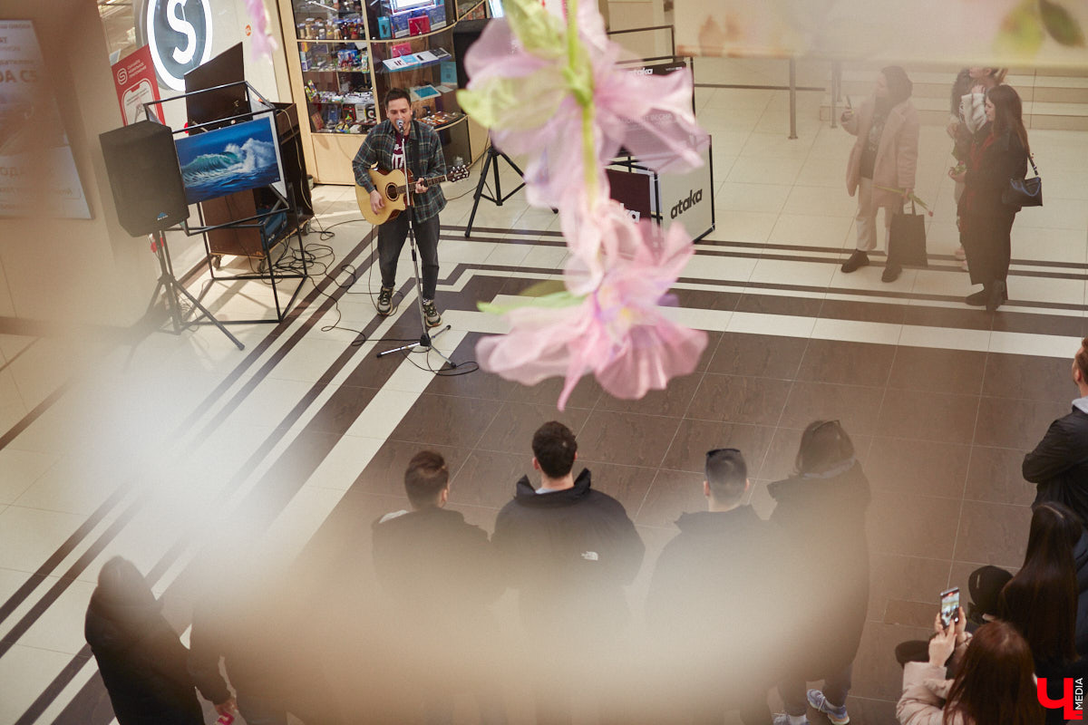 Прямо сейчас группа ataka готовится к масштабному сольному концерту во Владимире, который состоится 31 марта в концертном баре «ЦЕХ». И если вы пока не определились, брать ли билет, то приходите на тест-драйв ивента. Комплекс «Торговые ряды», третий этаж, первый интерактивный концерт-инсталляция в России. На баннерах с фотографиями ataka зашифрован полноценный сет-лист группы с песнями, клипами, лайвами. Следуйте за QR-кодом!