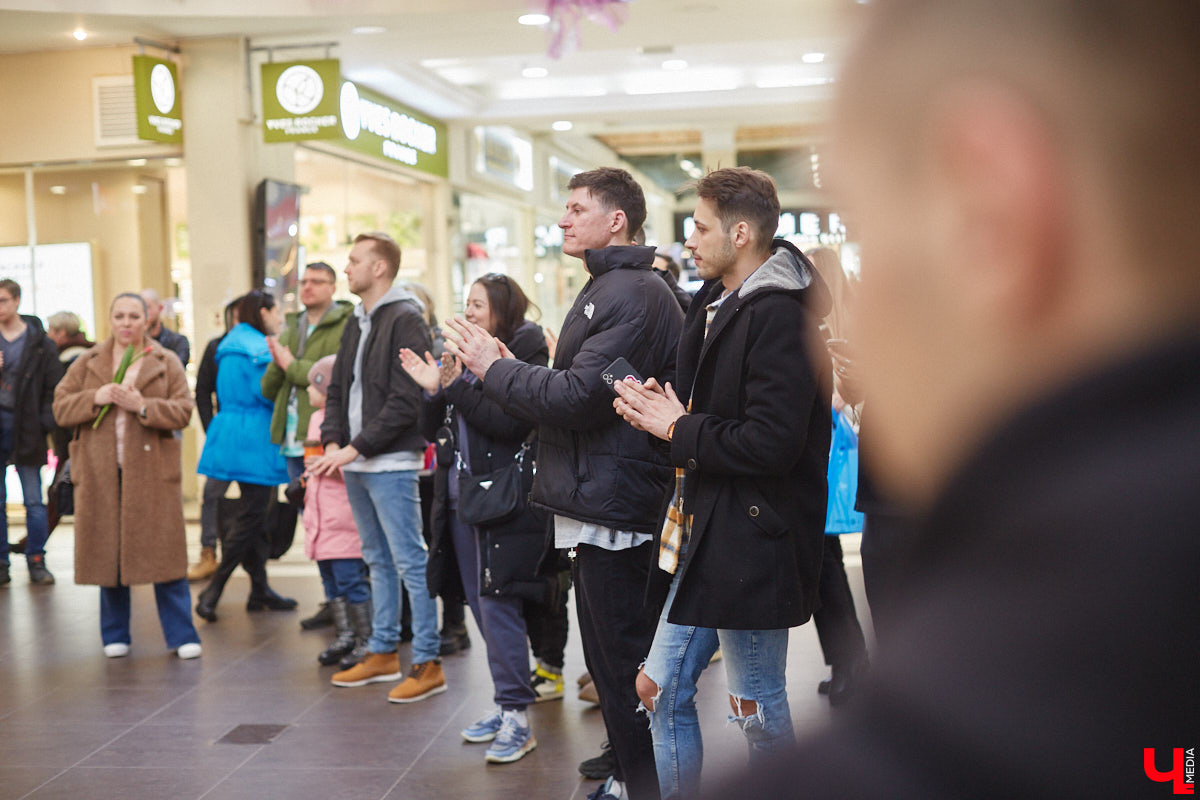 Прямо сейчас группа ataka готовится к масштабному сольному концерту во Владимире, который состоится 31 марта в концертном баре «ЦЕХ». И если вы пока не определились, брать ли билет, то приходите на тест-драйв ивента. Комплекс «Торговые ряды», третий этаж, первый интерактивный концерт-инсталляция в России. На баннерах с фотографиями ataka зашифрован полноценный сет-лист группы с песнями, клипами, лайвами. Следуйте за QR-кодом!