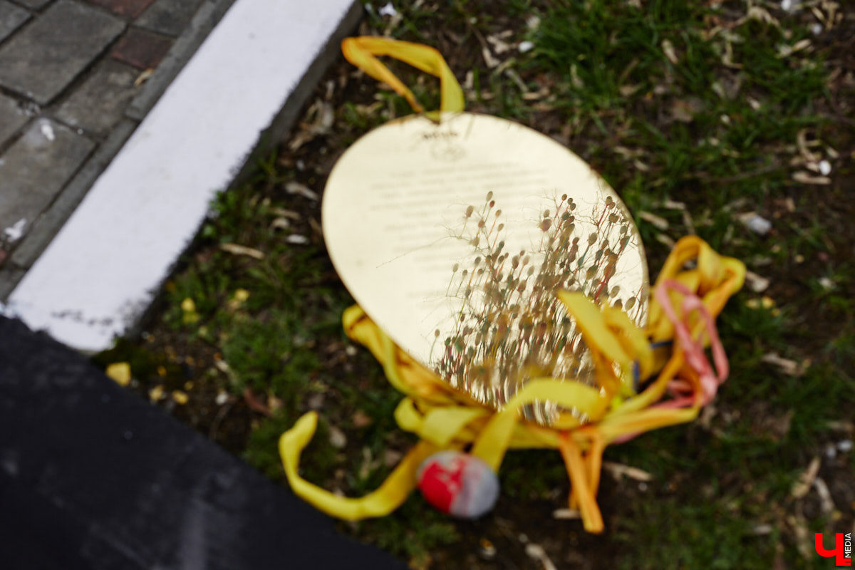 Во Владимире стартовала акция «Пасхальное дерево». Присоединиться к ней может любой желающий. Уже к светлому празднику в городе снова будет красоваться 20-метровая липа, украшенная расписанными вручную деревянными яйцами.