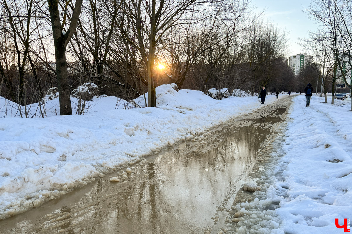 Среднесуточная температура воздуха в столице 33-го региона наконец-то превысила ноль градусов, а днем на этой неделе столбик термометра и вовсе покажет плюс 10 — 12! Но весна проснется ненадолго... Мартовское тепло скоро опять сменят похолодание и снегопады.