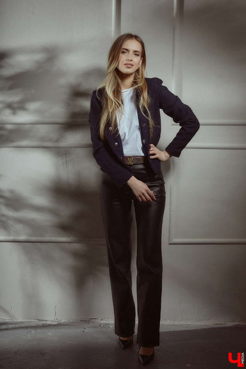 Елена Чернева родилась в творческой среде, что наложило отпечаток на ее нынешний гардероб. Изящный силуэт, строгость и никакой вульгарности — вот ее кредо. А привлекать к себе восхищенные взгляды девушка научилась с помощью утонченных аксессуаров.