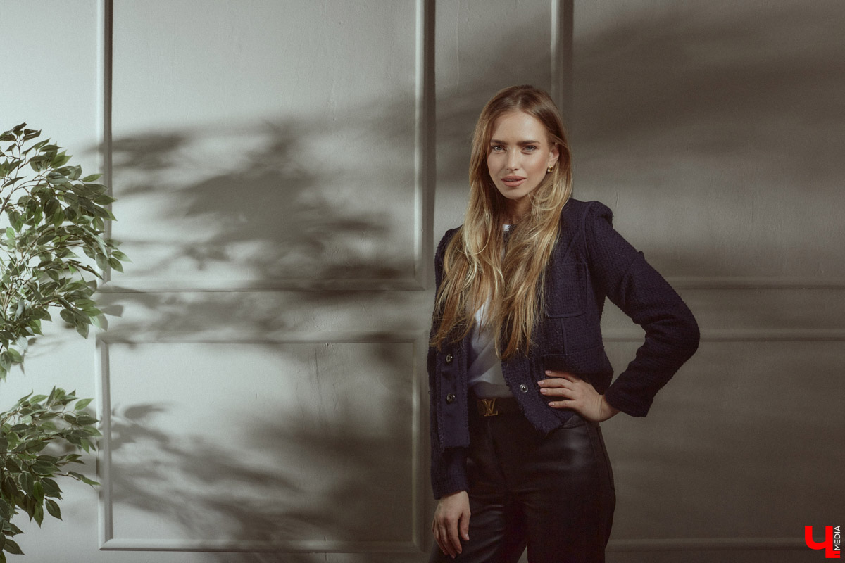 Елена Чернева родилась в творческой среде, что наложило отпечаток на ее нынешний гардероб. Изящный силуэт, строгость и никакой вульгарности — вот ее кредо. А привлекать к себе восхищенные взгляды девушка научилась с помощью утонченных аксессуаров.