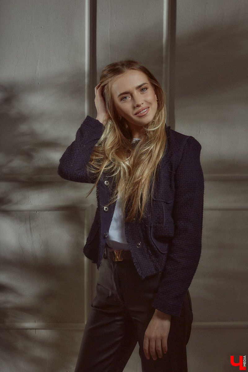 Елена Чернева родилась в творческой среде, что наложило отпечаток на ее нынешний гардероб. Изящный силуэт, строгость и никакой вульгарности — вот ее кредо. А привлекать к себе восхищенные взгляды девушка научилась с помощью утонченных аксессуаров.