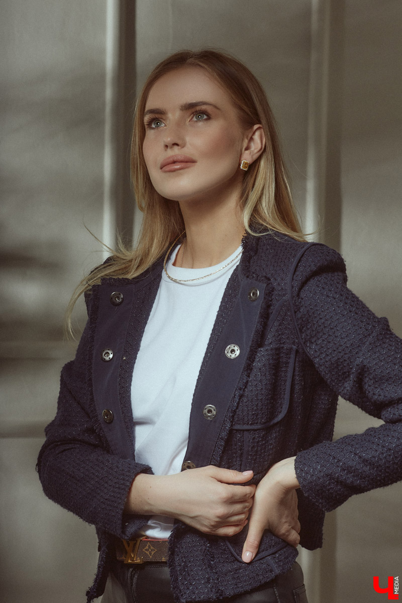 Елена Чернева родилась в творческой среде, что наложило отпечаток на ее нынешний гардероб. Изящный силуэт, строгость и никакой вульгарности — вот ее кредо. А привлекать к себе восхищенные взгляды девушка научилась с помощью утонченных аксессуаров.