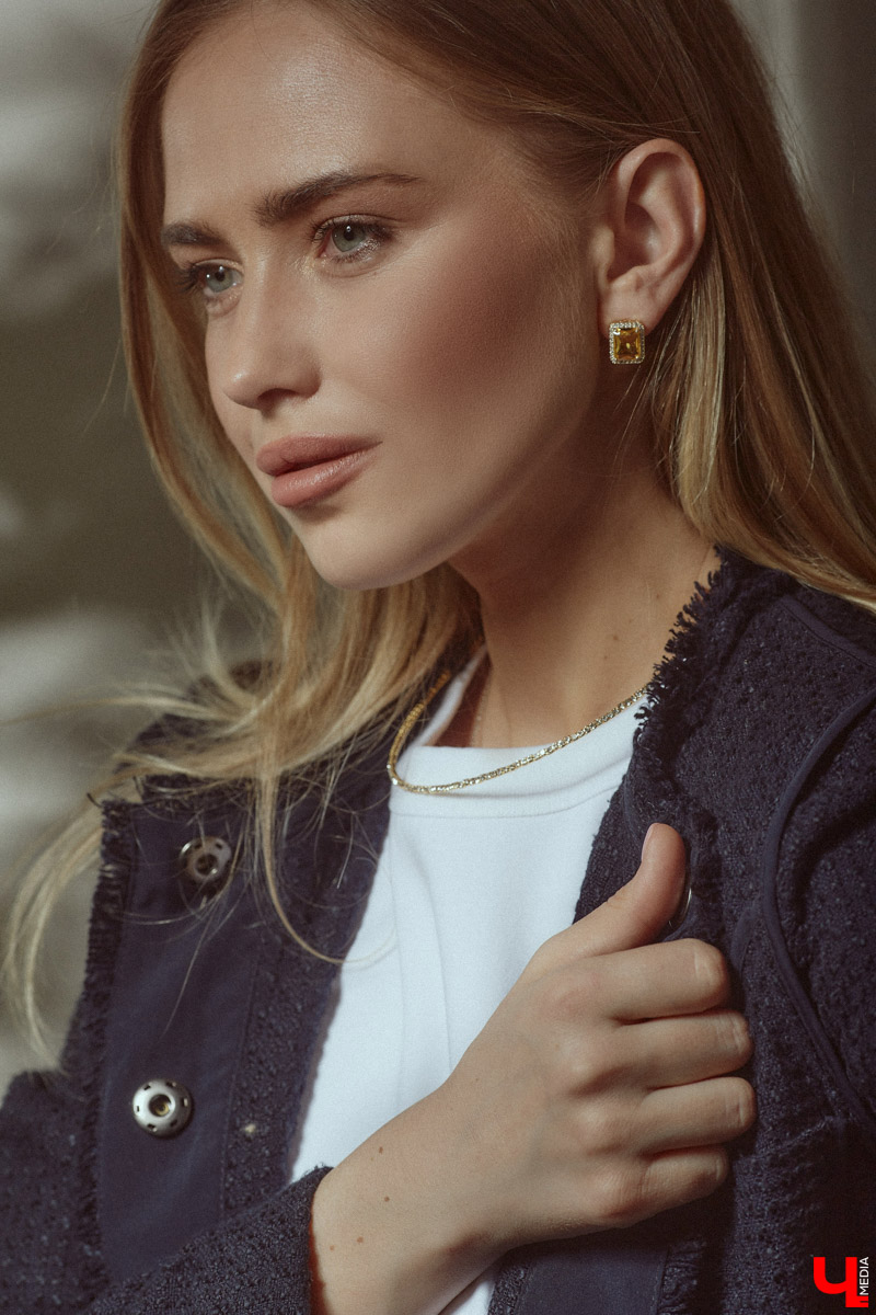 Елена Чернева родилась в творческой среде, что наложило отпечаток на ее нынешний гардероб. Изящный силуэт, строгость и никакой вульгарности — вот ее кредо. А привлекать к себе восхищенные взгляды девушка научилась с помощью утонченных аксессуаров.