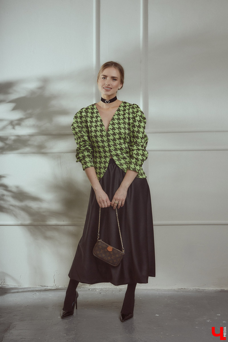 Елена Чернева родилась в творческой среде, что наложило отпечаток на ее нынешний гардероб. Изящный силуэт, строгость и никакой вульгарности — вот ее кредо. А привлекать к себе восхищенные взгляды девушка научилась с помощью утонченных аксессуаров.