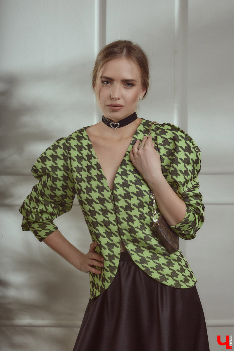 Елена Чернева родилась в творческой среде, что наложило отпечаток на ее нынешний гардероб. Изящный силуэт, строгость и никакой вульгарности — вот ее кредо. А привлекать к себе восхищенные взгляды девушка научилась с помощью утонченных аксессуаров.