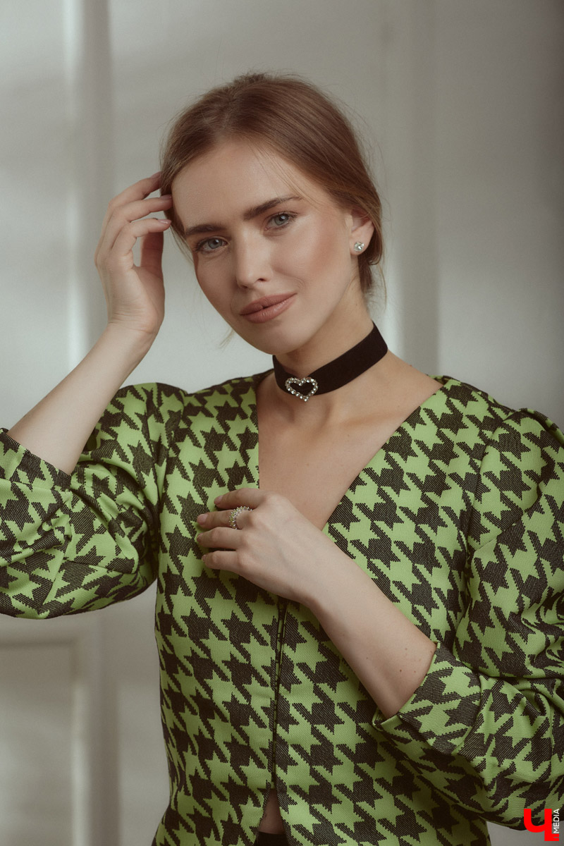 Елена Чернева родилась в творческой среде, что наложило отпечаток на ее нынешний гардероб. Изящный силуэт, строгость и никакой вульгарности — вот ее кредо. А привлекать к себе восхищенные взгляды девушка научилась с помощью утонченных аксессуаров.