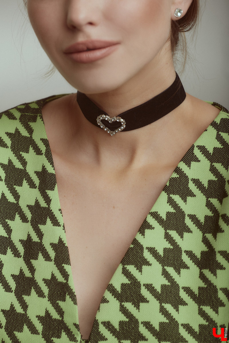 Елена Чернева родилась в творческой среде, что наложило отпечаток на ее нынешний гардероб. Изящный силуэт, строгость и никакой вульгарности — вот ее кредо. А привлекать к себе восхищенные взгляды девушка научилась с помощью утонченных аксессуаров.