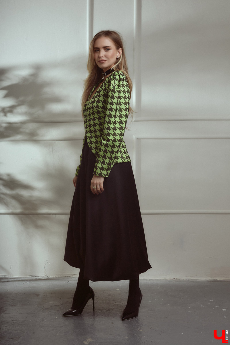 Елена Чернева родилась в творческой среде, что наложило отпечаток на ее нынешний гардероб. Изящный силуэт, строгость и никакой вульгарности — вот ее кредо. А привлекать к себе восхищенные взгляды девушка научилась с помощью утонченных аксессуаров.