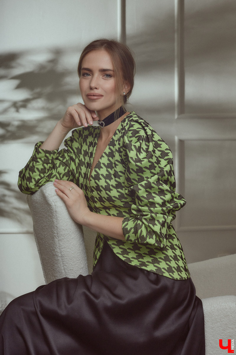 Елена Чернева родилась в творческой среде, что наложило отпечаток на ее нынешний гардероб. Изящный силуэт, строгость и никакой вульгарности — вот ее кредо. А привлекать к себе восхищенные взгляды девушка научилась с помощью утонченных аксессуаров.