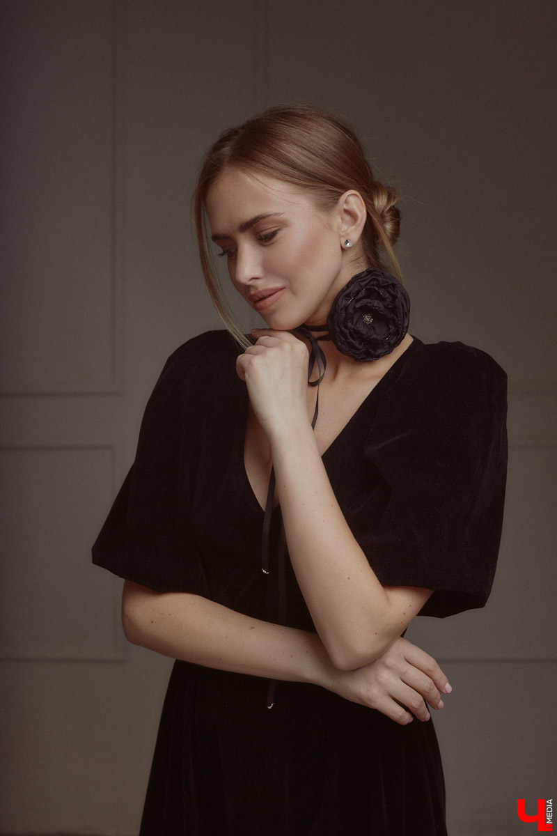 Елена Чернева родилась в творческой среде, что наложило отпечаток на ее нынешний гардероб. Изящный силуэт, строгость и никакой вульгарности — вот ее кредо. А привлекать к себе восхищенные взгляды девушка научилась с помощью утонченных аксессуаров.