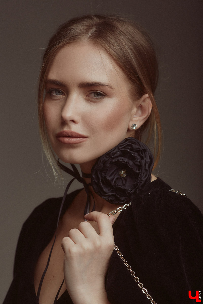 Елена Чернева родилась в творческой среде, что наложило отпечаток на ее нынешний гардероб. Изящный силуэт, строгость и никакой вульгарности — вот ее кредо. А привлекать к себе восхищенные взгляды девушка научилась с помощью утонченных аксессуаров.