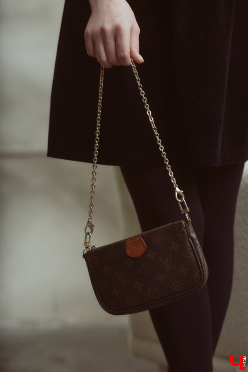 Елена Чернева родилась в творческой среде, что наложило отпечаток на ее нынешний гардероб. Изящный силуэт, строгость и никакой вульгарности — вот ее кредо. А привлекать к себе восхищенные взгляды девушка научилась с помощью утонченных аксессуаров.