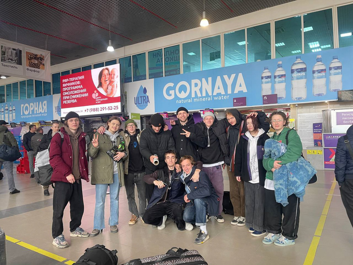 Кольчугинское скейт-комьюнити BB LAB (Berdichevskiy Brothers laboratory. — Прим.) вышло за пределы области. Этой зимой спортсмены, наводящие суету контестами на территории 33-го региона, отправились в своё первое спортивное путешествие. Точкой отсчёта стала Махачкала. Каким получился первый скейт-тур и к чему теперь стремится комьюнити местных райдеров, «Ключ-Медиа» рассказывают брат-основатель проекта Родион Бердичевский и спортсмен Иван Петрашкевич.