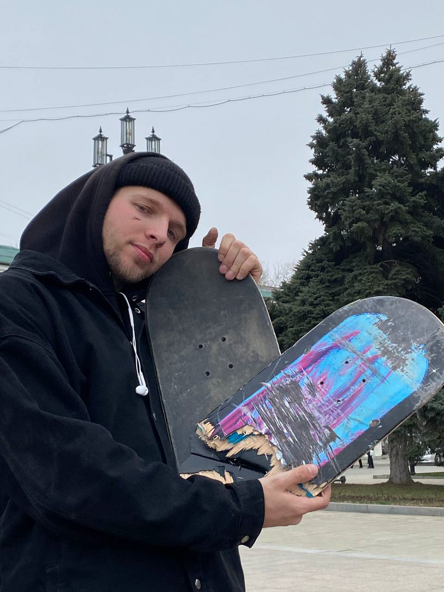 Кольчугинское скейт-комьюнити BB LAB (Berdichevskiy Brothers laboratory. — Прим.) вышло за пределы области. Этой зимой спортсмены, наводящие суету контестами на территории 33-го региона, отправились в своё первое спортивное путешествие. Точкой отсчёта стала Махачкала. Каким получился первый скейт-тур и к чему теперь стремится комьюнити местных райдеров, «Ключ-Медиа» рассказывают брат-основатель проекта Родион Бердичевский и спортсмен Иван Петрашкевич.