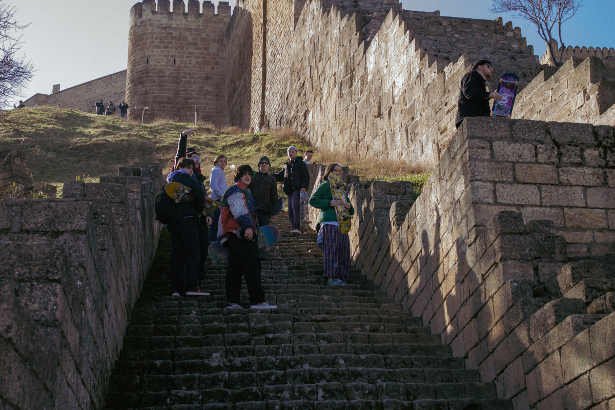 Кольчугинское скейт-комьюнити BB LAB (Berdichevskiy Brothers laboratory. — Прим.) вышло за пределы области. Этой зимой спортсмены, наводящие суету контестами на территории 33-го региона, отправились в своё первое спортивное путешествие. Точкой отсчёта стала Махачкала. Каким получился первый скейт-тур и к чему теперь стремится комьюнити местных райдеров, «Ключ-Медиа» рассказывают брат-основатель проекта Родион Бердичевский и спортсмен Иван Петрашкевич.