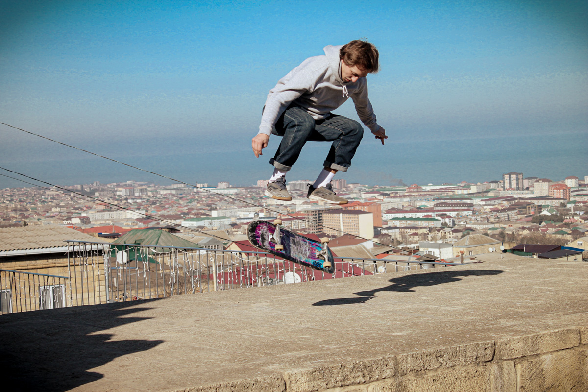 Кольчугинское скейт-комьюнити BB LAB (Berdichevskiy Brothers laboratory. — Прим.) вышло за пределы области. Этой зимой спортсмены, наводящие суету контестами на территории 33-го региона, отправились в своё первое спортивное путешествие. Точкой отсчёта стала Махачкала. Каким получился первый скейт-тур и к чему теперь стремится комьюнити местных райдеров, «Ключ-Медиа» рассказывают брат-основатель проекта Родион Бердичевский и спортсмен Иван Петрашкевич.