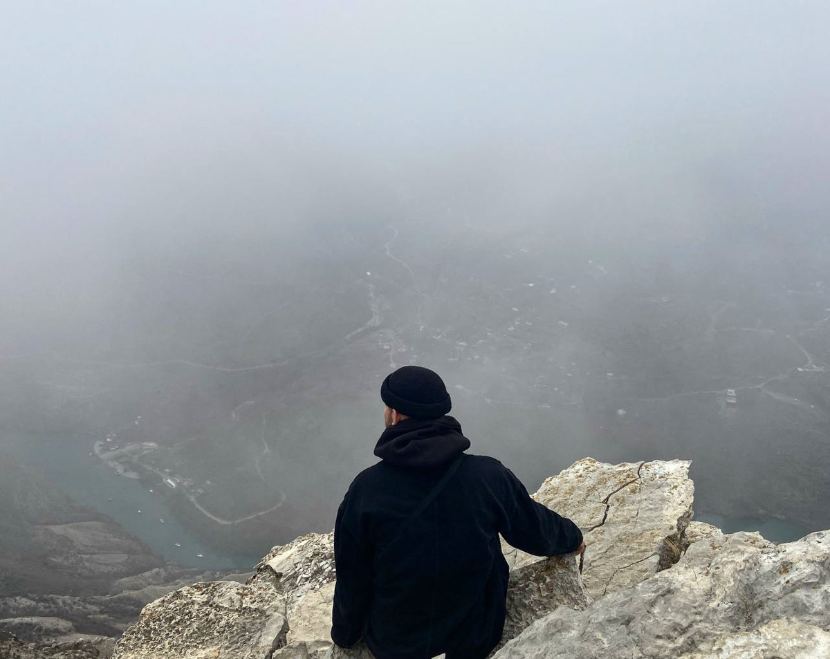 Кольчугинское скейт-комьюнити BB LAB (Berdichevskiy Brothers laboratory. — Прим.) вышло за пределы области. Этой зимой спортсмены, наводящие суету контестами на территории 33-го региона, отправились в своё первое спортивное путешествие. Точкой отсчёта стала Махачкала. Каким получился первый скейт-тур и к чему теперь стремится комьюнити местных райдеров, «Ключ-Медиа» рассказывают брат-основатель проекта Родион Бердичевский и спортсмен Иван Петрашкевич.