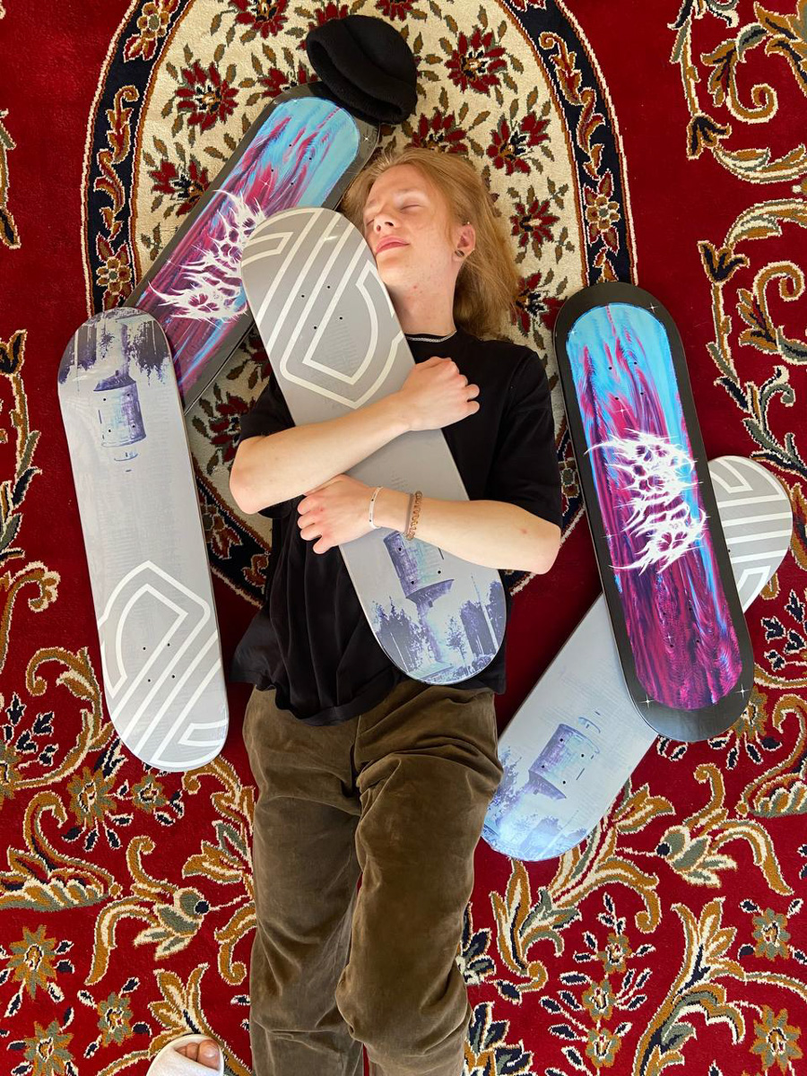 Кольчугинское скейт-комьюнити BB LAB (Berdichevskiy Brothers laboratory. — Прим.) вышло за пределы области. Этой зимой спортсмены, наводящие суету контестами на территории 33-го региона, отправились в своё первое спортивное путешествие. Точкой отсчёта стала Махачкала. Каким получился первый скейт-тур и к чему теперь стремится комьюнити местных райдеров, «Ключ-Медиа» рассказывают брат-основатель проекта Родион Бердичевский и спортсмен Иван Петрашкевич.