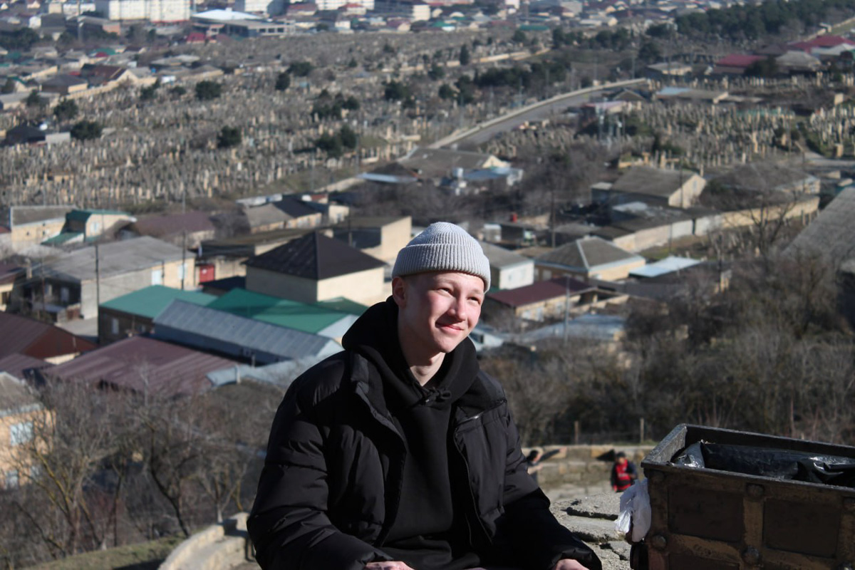 Кольчугинское скейт-комьюнити BB LAB (Berdichevskiy Brothers laboratory. — Прим.) вышло за пределы области. Этой зимой спортсмены, наводящие суету контестами на территории 33-го региона, отправились в своё первое спортивное путешествие. Точкой отсчёта стала Махачкала. Каким получился первый скейт-тур и к чему теперь стремится комьюнити местных райдеров, «Ключ-Медиа» рассказывают брат-основатель проекта Родион Бердичевский и спортсмен Иван Петрашкевич.