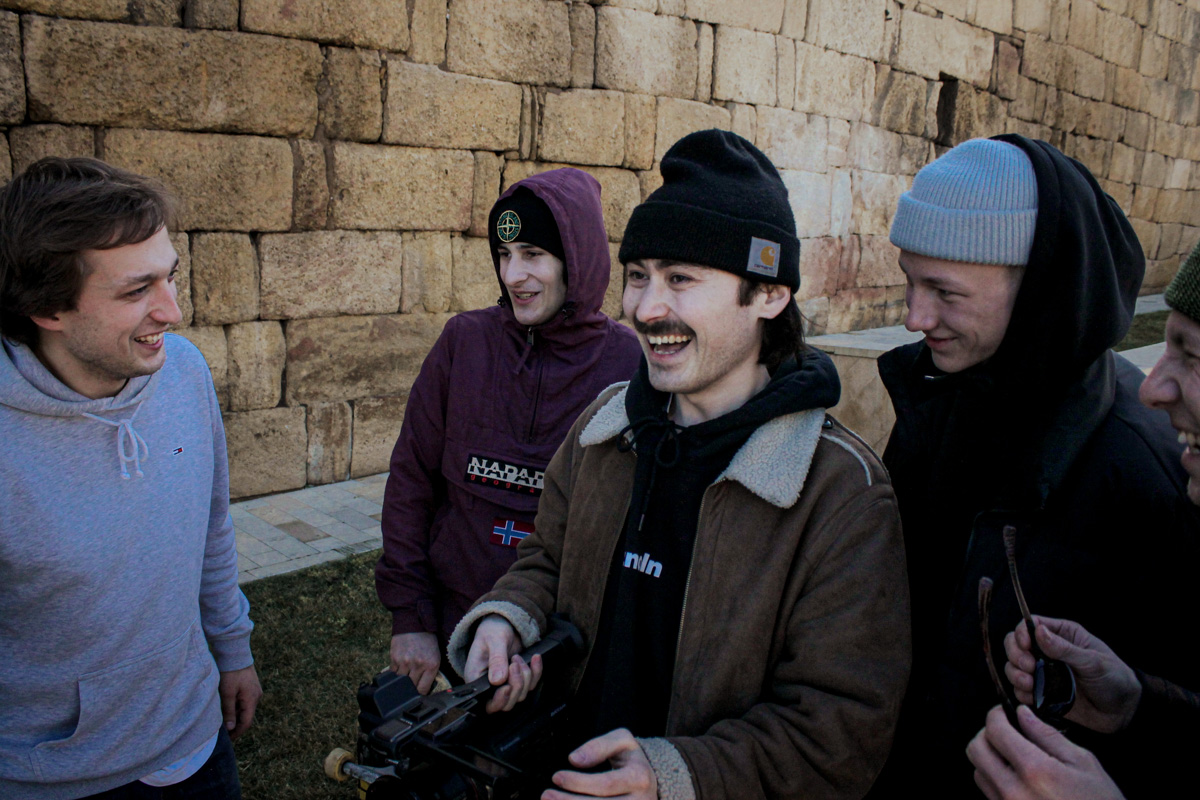 Кольчугинское скейт-комьюнити BB LAB (Berdichevskiy Brothers laboratory. — Прим.) вышло за пределы области. Этой зимой спортсмены, наводящие суету контестами на территории 33-го региона, отправились в своё первое спортивное путешествие. Точкой отсчёта стала Махачкала. Каким получился первый скейт-тур и к чему теперь стремится комьюнити местных райдеров, «Ключ-Медиа» рассказывают брат-основатель проекта Родион Бердичевский и спортсмен Иван Петрашкевич.