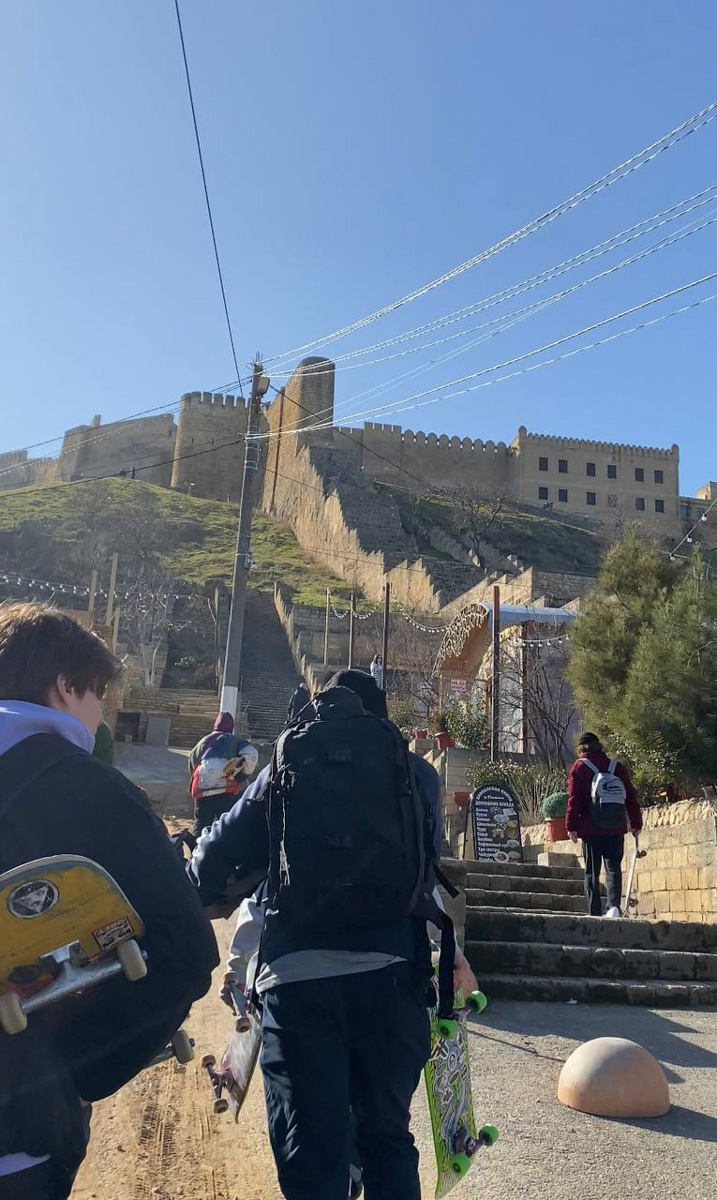 Кольчугинское скейт-комьюнити BB LAB (Berdichevskiy Brothers laboratory. — Прим.) вышло за пределы области. Этой зимой спортсмены, наводящие суету контестами на территории 33-го региона, отправились в своё первое спортивное путешествие. Точкой отсчёта стала Махачкала. Каким получился первый скейт-тур и к чему теперь стремится комьюнити местных райдеров, «Ключ-Медиа» рассказывают брат-основатель проекта Родион Бердичевский и спортсмен Иван Петрашкевич.