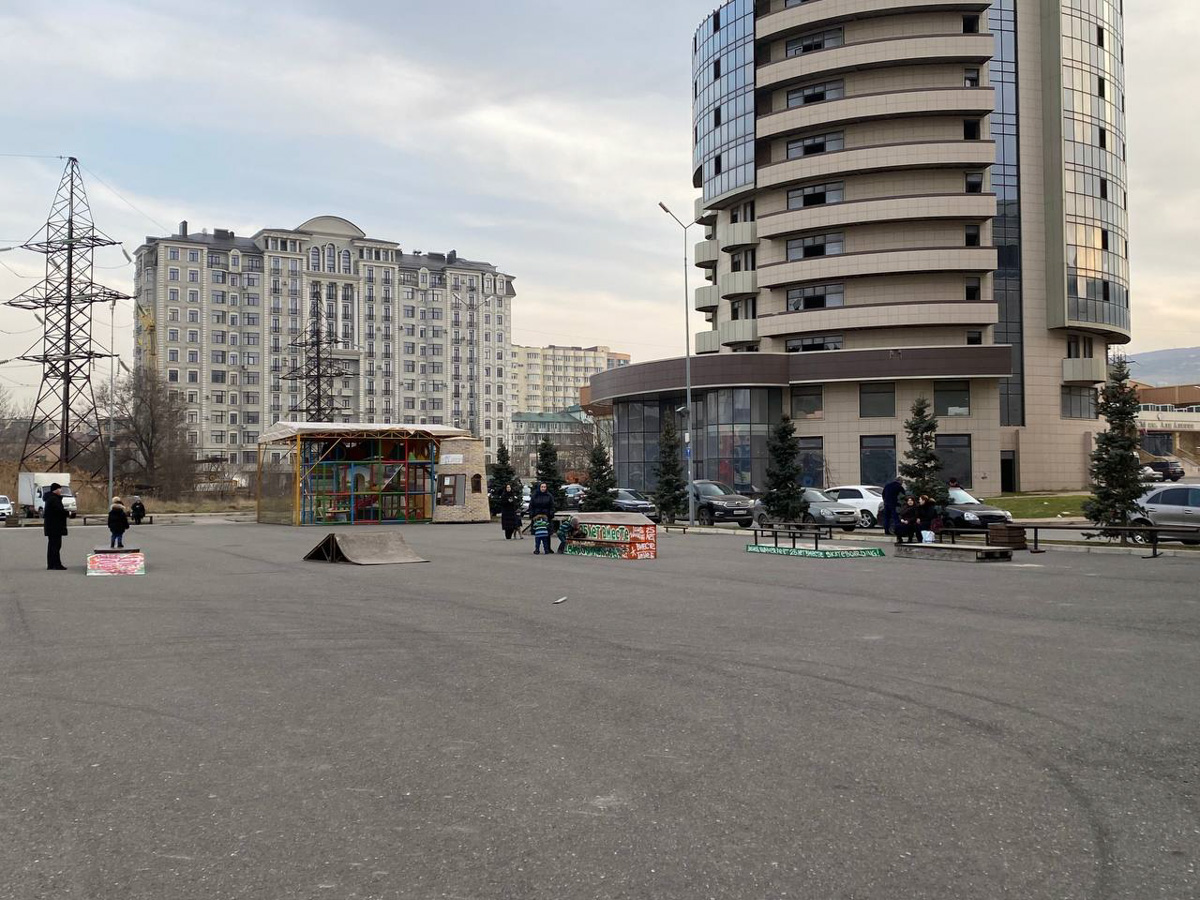 Кольчугинское скейт-комьюнити BB LAB (Berdichevskiy Brothers laboratory. — Прим.) вышло за пределы области. Этой зимой спортсмены, наводящие суету контестами на территории 33-го региона, отправились в своё первое спортивное путешествие. Точкой отсчёта стала Махачкала. Каким получился первый скейт-тур и к чему теперь стремится комьюнити местных райдеров, «Ключ-Медиа» рассказывают брат-основатель проекта Родион Бердичевский и спортсмен Иван Петрашкевич.