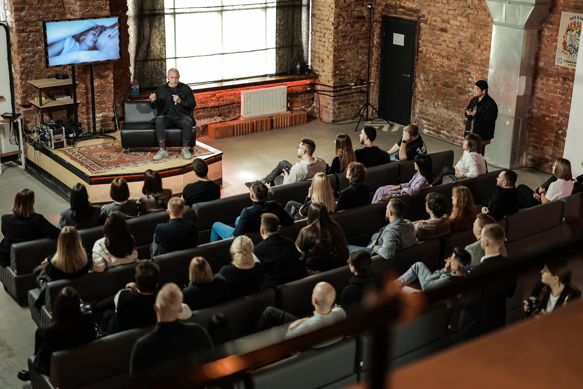 Ежегодная премия Wedmate Awards, которая к 2023 году трансформировалась из поощрения лучших свадебных кейсов в масштабное мероприятие с лекционной частью и восемью профессиональными номинациями. Чем занимаются представители индустрии на подобных встречах? Двадцатого марта «Ключ-Медиа» посетил премиальный event для лучших event-специалистов и готов раскрыть несколько секретов. 